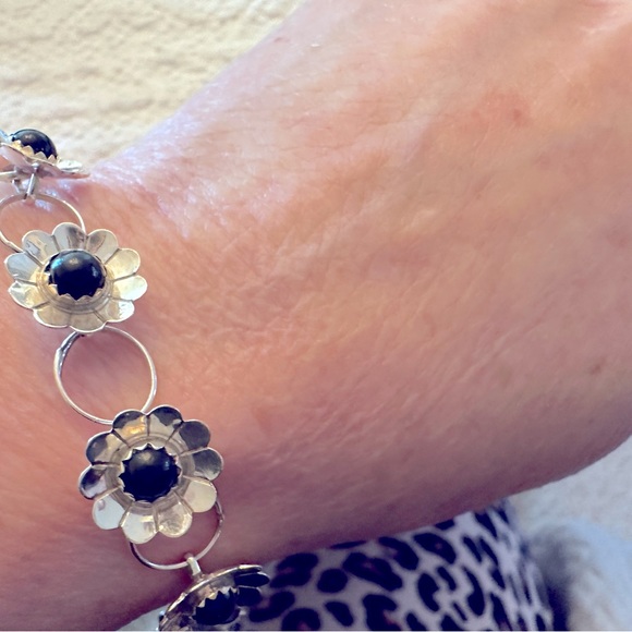 Delicate sterling silver flower bracelet with onyx stones. - Picture 2 of 7